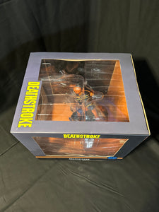 Deathstroke Gallery Diorama - Diamond Select