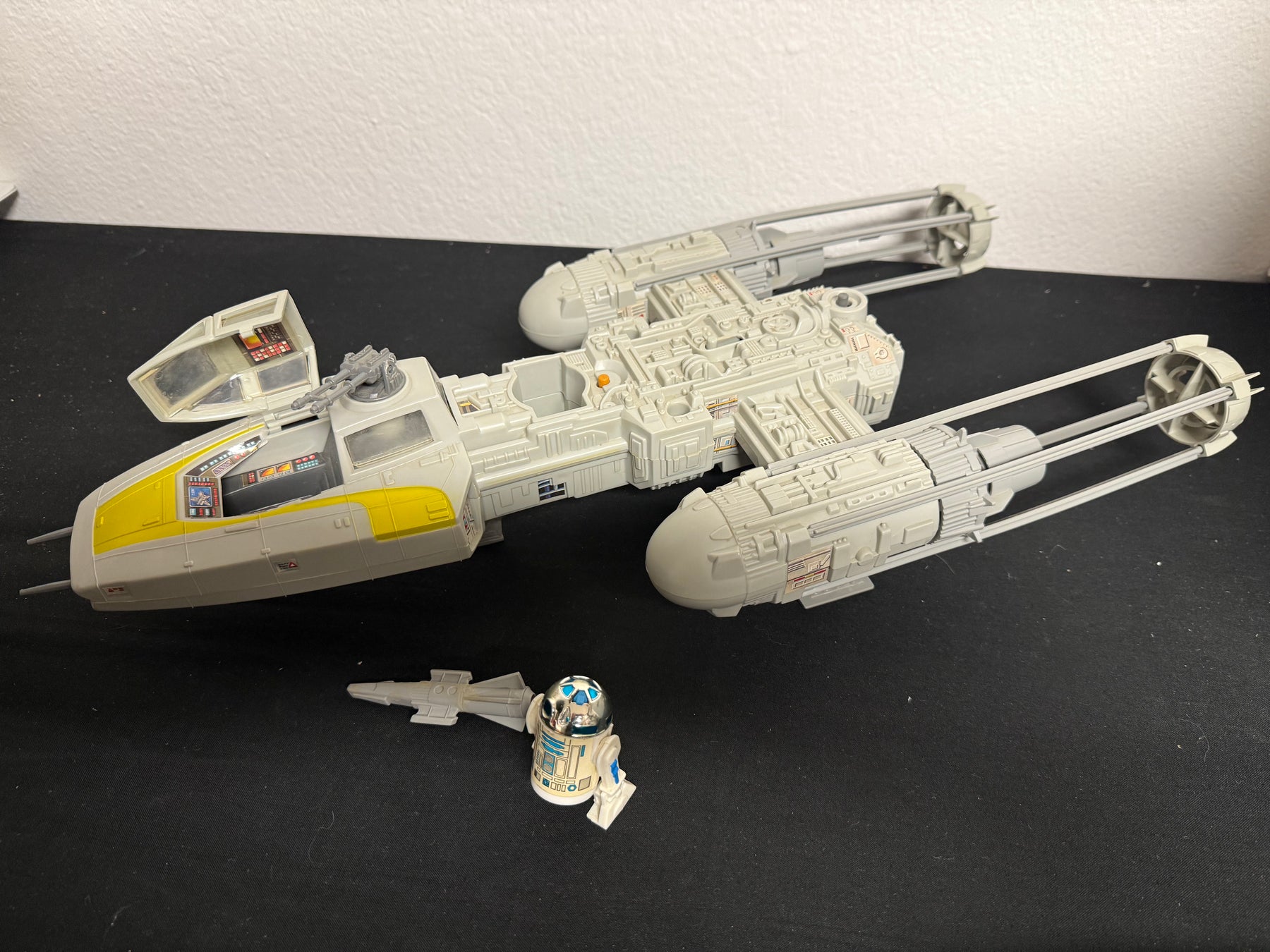 Kenner Star Wars Y-Wing Fighter Complete w/ Bomb and R2-D2